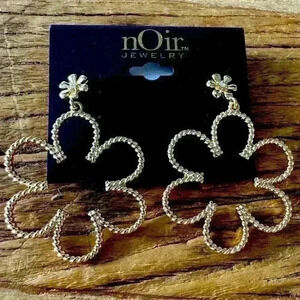 Darling NOir Gold Flower Earrings ~ NEW!